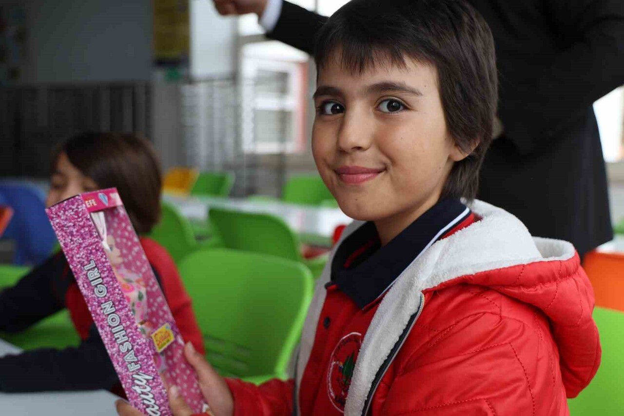 ADANA’DA YENİ YILA GİRERKEN GÖREV BAŞINDA OLACAK SAĞLIK ÇALIŞANLARI VE HEKİMLER, YATILI OKULDA...