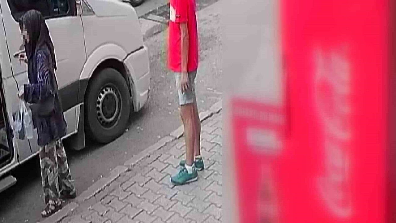 ADANA’DA, YÜZLERİNİ EŞARPLA GİZLEYEN KADIN ŞÜPHELİLERİN KAPILARINI ZORLAYARAK GİRDİKLERİ İKİ EVDEN...