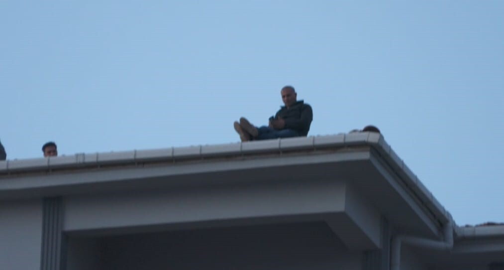 ADANA’NIN KOZAN İLÇESİNDE BİR İNŞAATIN ÇATISINA ÇIKAN BİR BOYA İŞÇİSİ, İDDİAYA GÖRE UZUN SÜREDİR...