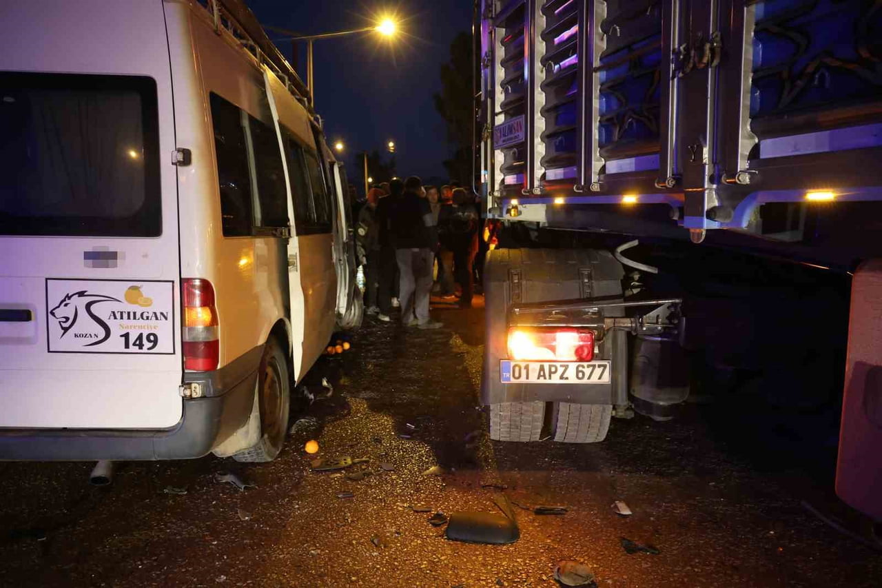 ADANA’NIN KOZAN İLÇESİNDE TIR İLE NARENCİYE İŞÇİLERİNİ TAŞIYAN MİNİBÜSÜN ÇARPIŞMASI SONUCU MEYDANA...