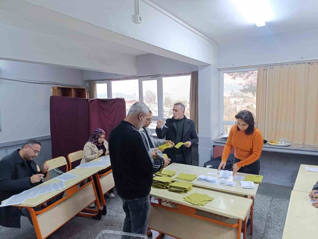 ADANA’NIN KOZAN İLÇESİNDE VEFAT EDEN MUHTARIN YERİNE YAPILAN SEÇİMİ 2 OY FARKLA SONER ÖZEV...