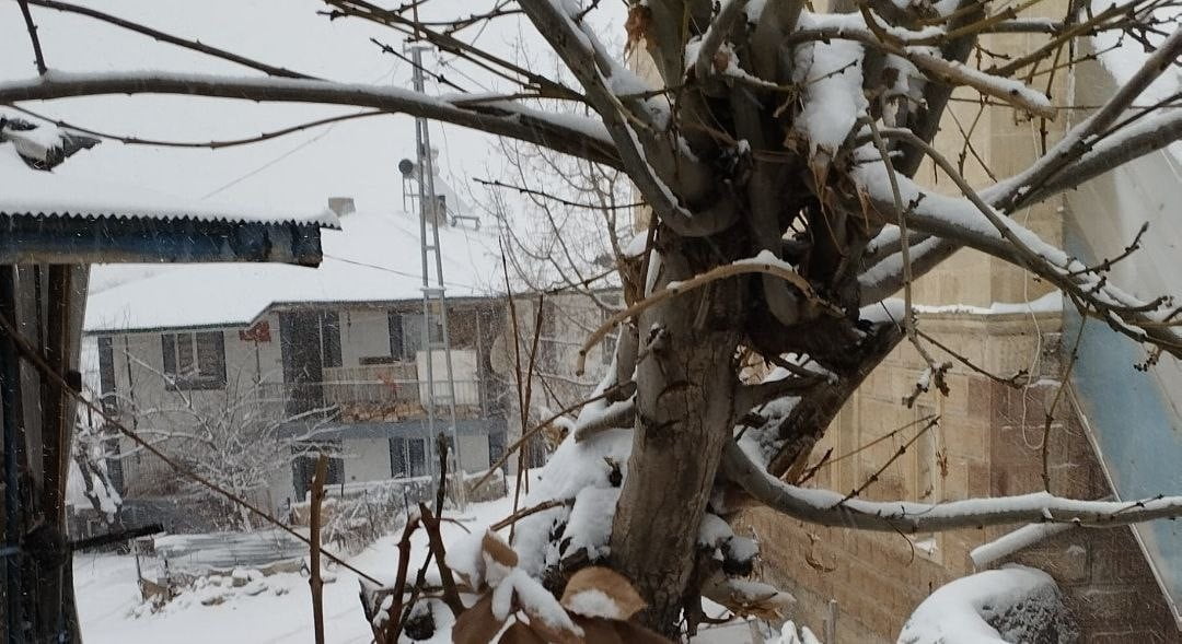 ADANA’NIN TUFANBEYLİ İLÇESİNDE DÜN GECE BAŞLAYAN KAR YAĞIŞI ETKİLİ OLUYOR. KAR NEDENİYLE İLÇE...