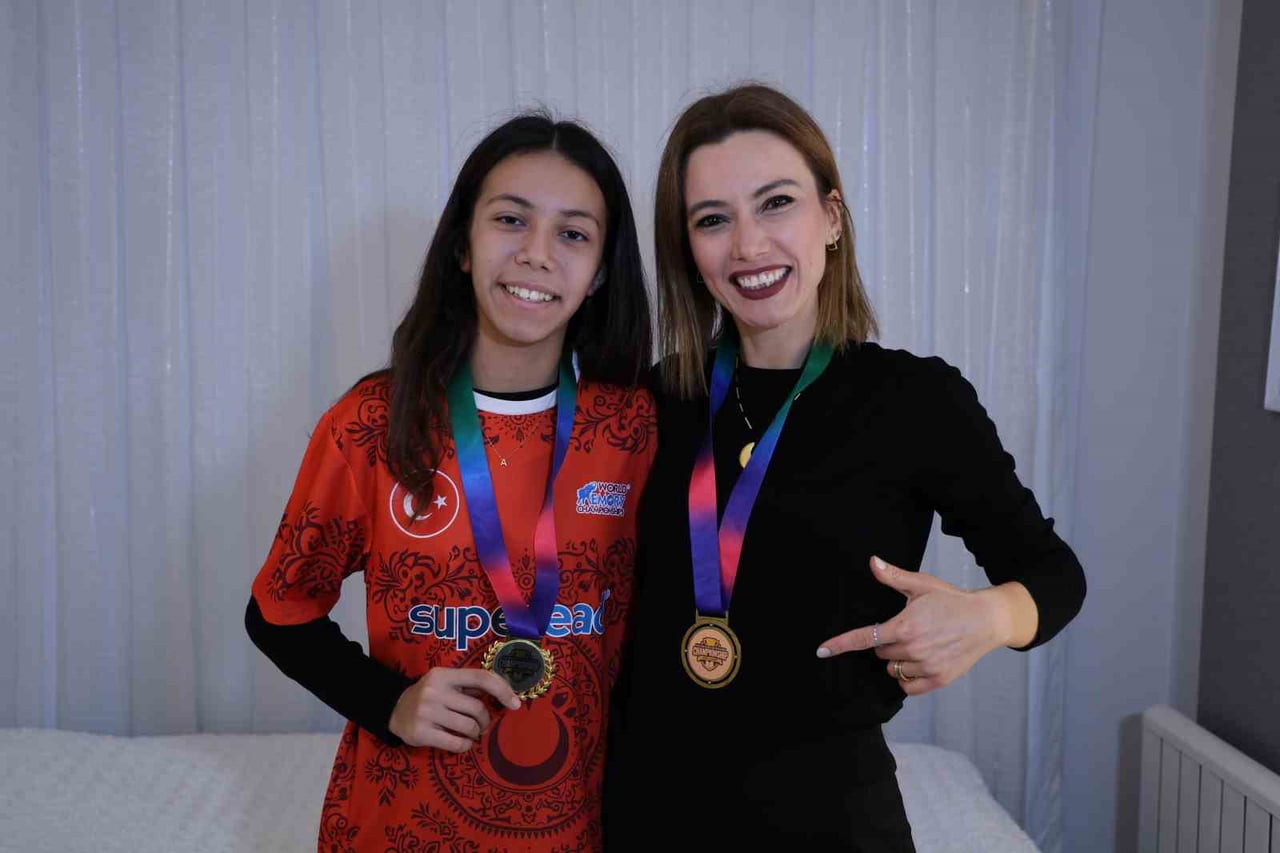 ADANALI ANNE İLE KIZI ALDIKLARI HIZLI OKUMA EĞİTİMİN ARDINDAN VİETNAM’DA DÜZENLENEN ‘34. DÜNYA...