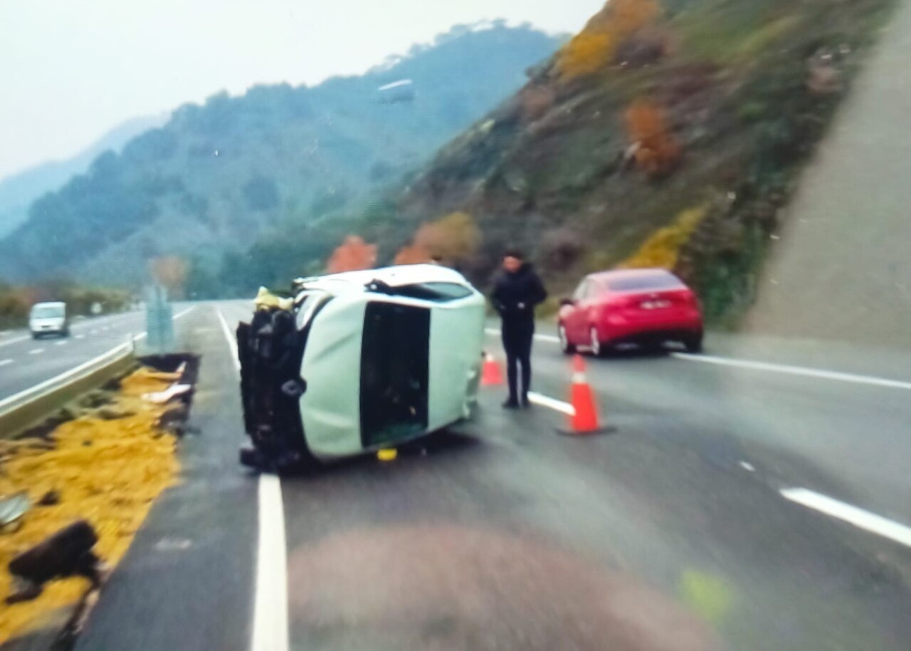 ADIYAMAN'IN GÖLBAŞI İLÇESİNDE OTOMOBİLİN YAN YATMASI SONUCU 4 KİŞİ YARALANDI.