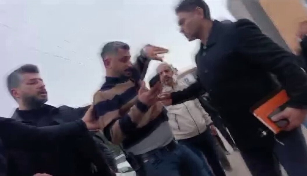 ADIYAMAN’DA, BİR İNTİHAR OLAYINI GÖRÜNTÜLEMEYE ÇALIŞAN GAZETECİLERE POLİS EKİPLERİNCE MEYDAN...