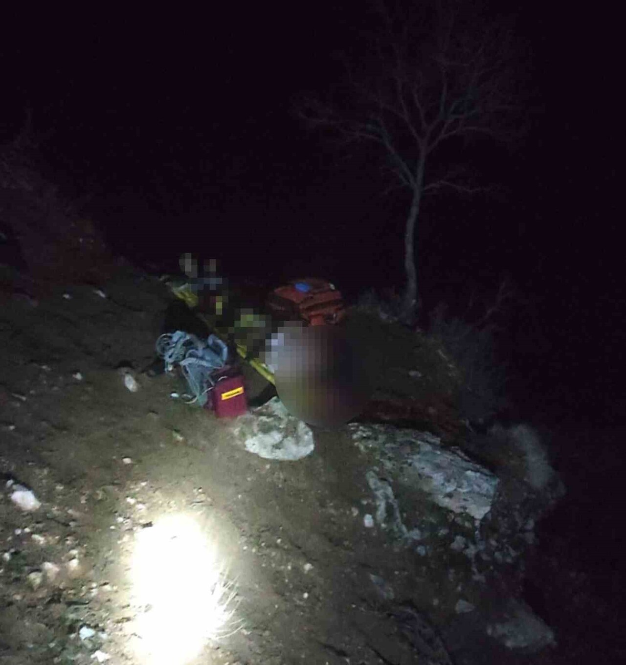 ADIYAMAN’DA DOMUZ AVINA ÇIKAN GENÇ, ARKADAŞLARININ YANLIŞLIKLA AÇTIĞI ATEŞ SONUCU VURULARAK...