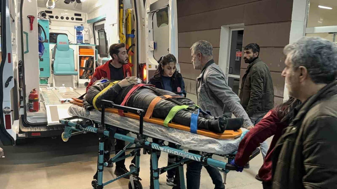 ADIYAMAN’DA İKİ OTOMOBİLİN ÇARPIŞMASI SONUCU MEYDANA GELEN KAZADA 2 KİŞİ YARALANDI.