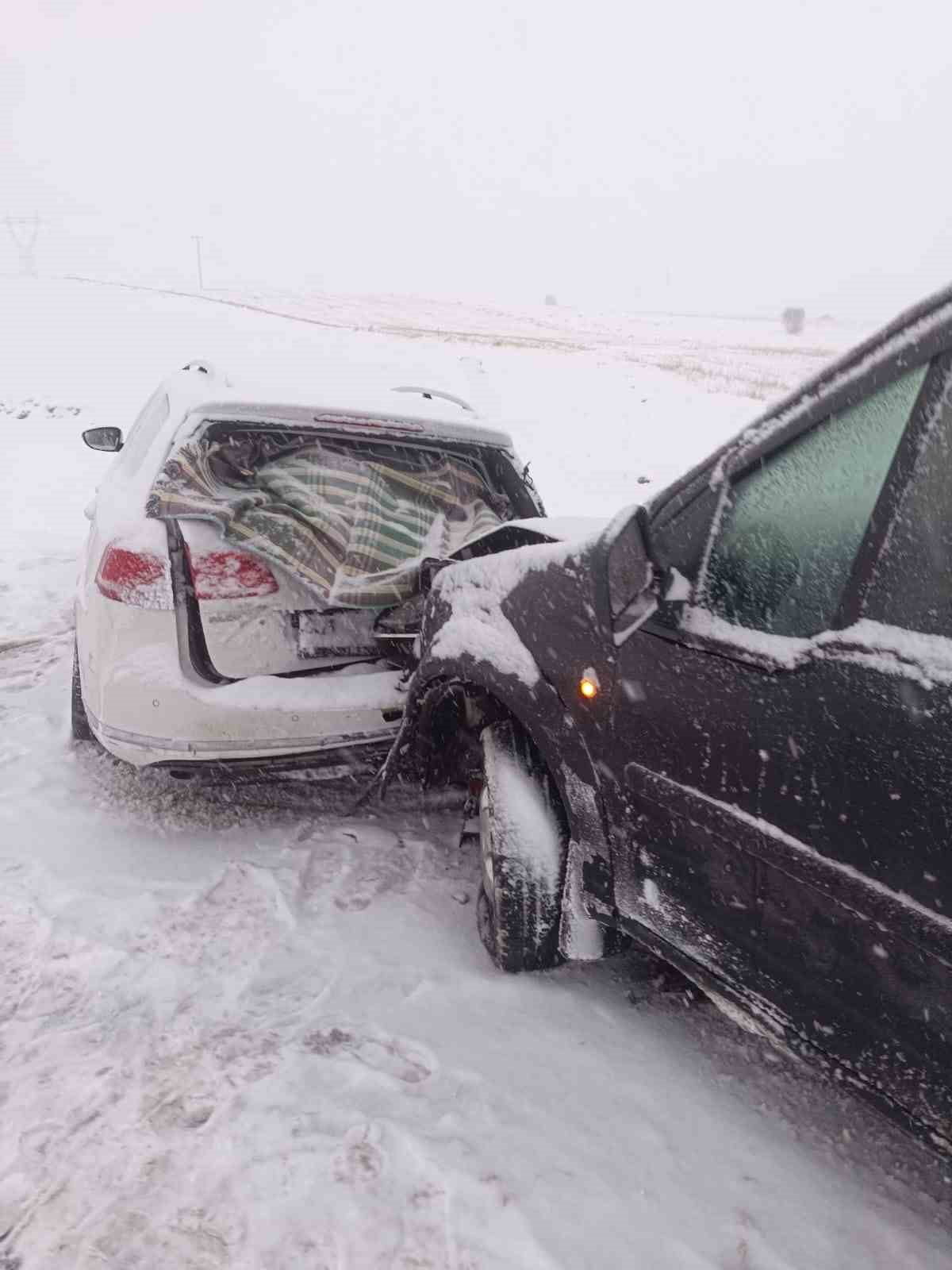 ADIYAMAN’DA KARLI YOLDA KAYAN İKİ ARACIN ÇARPIŞMASI SONUCU 1 KİŞİ YARALANDI.