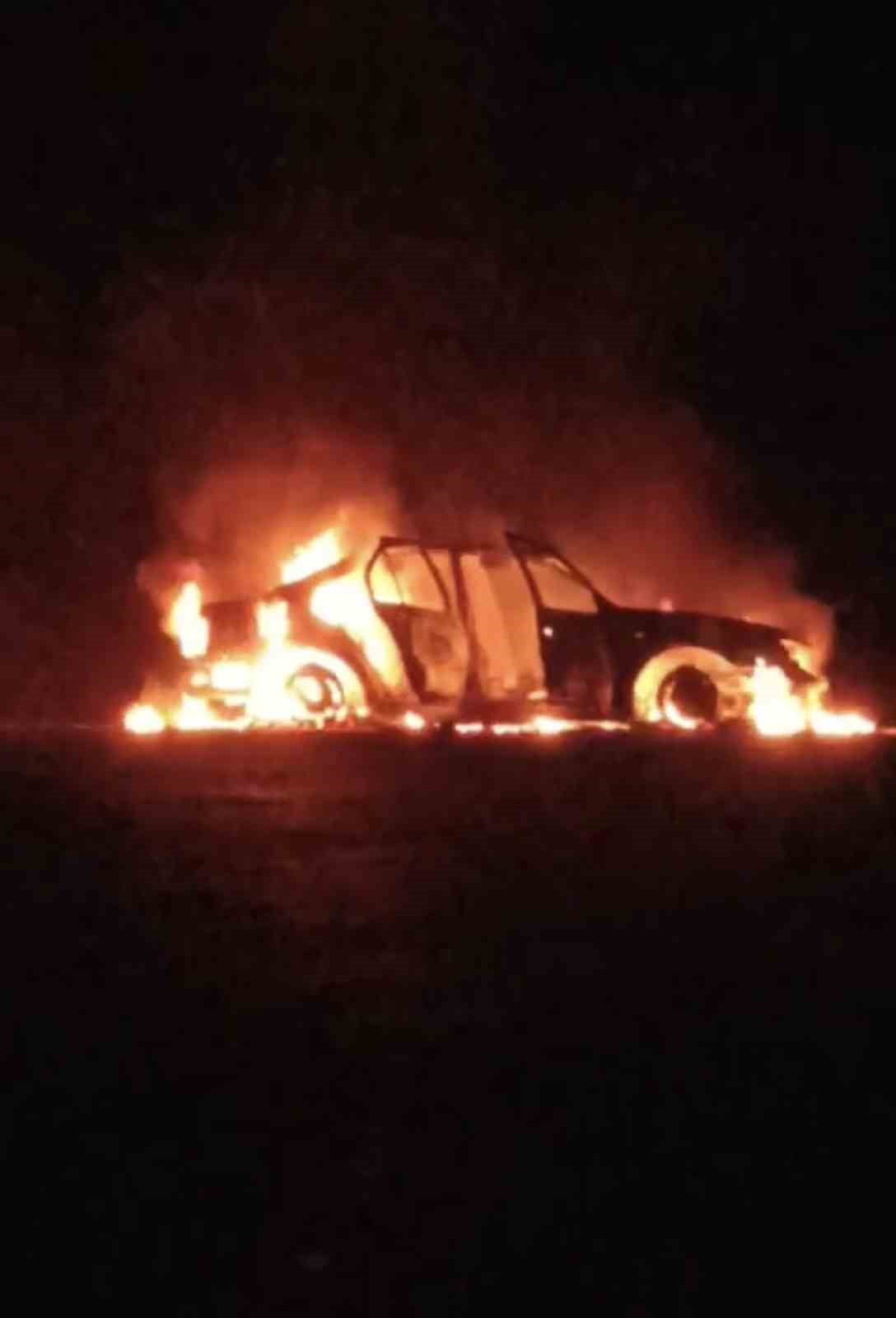 ADIYAMAN’DA SEYİR HALİNDEKİ BİR OTOMOBİL YANARAK KULLANILAMAZ HALE GELDİ.