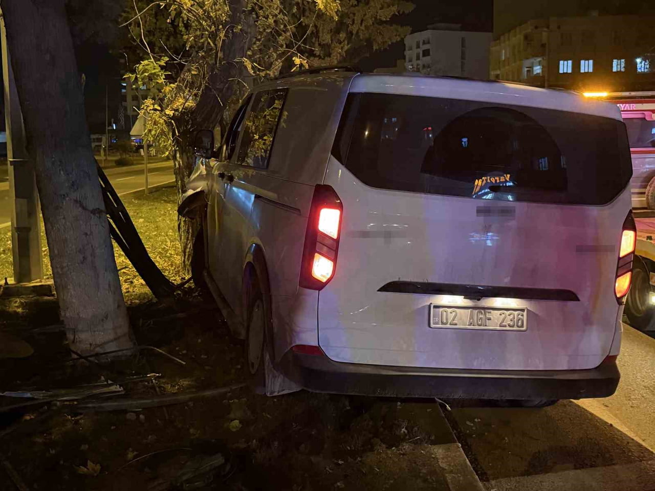 ADIYAMAN’DA SÜRÜCÜSÜNÜN DİREKSİYON HAKİMİYETİNİ KAYBETTİĞİ BİR MİNİBÜS, REFÜJEKİ AĞACA ÇARPARAK...