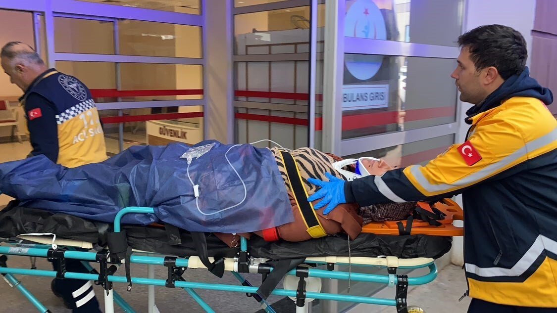 ADIYAMAN’DA, SÜRÜCÜSÜNÜN DİREKSİYON HAKİMİYETİNİ KAYBETTİĞİ OTOMOBİLİN ŞARAMPOLE DEVRİLMESİ SONUCU...