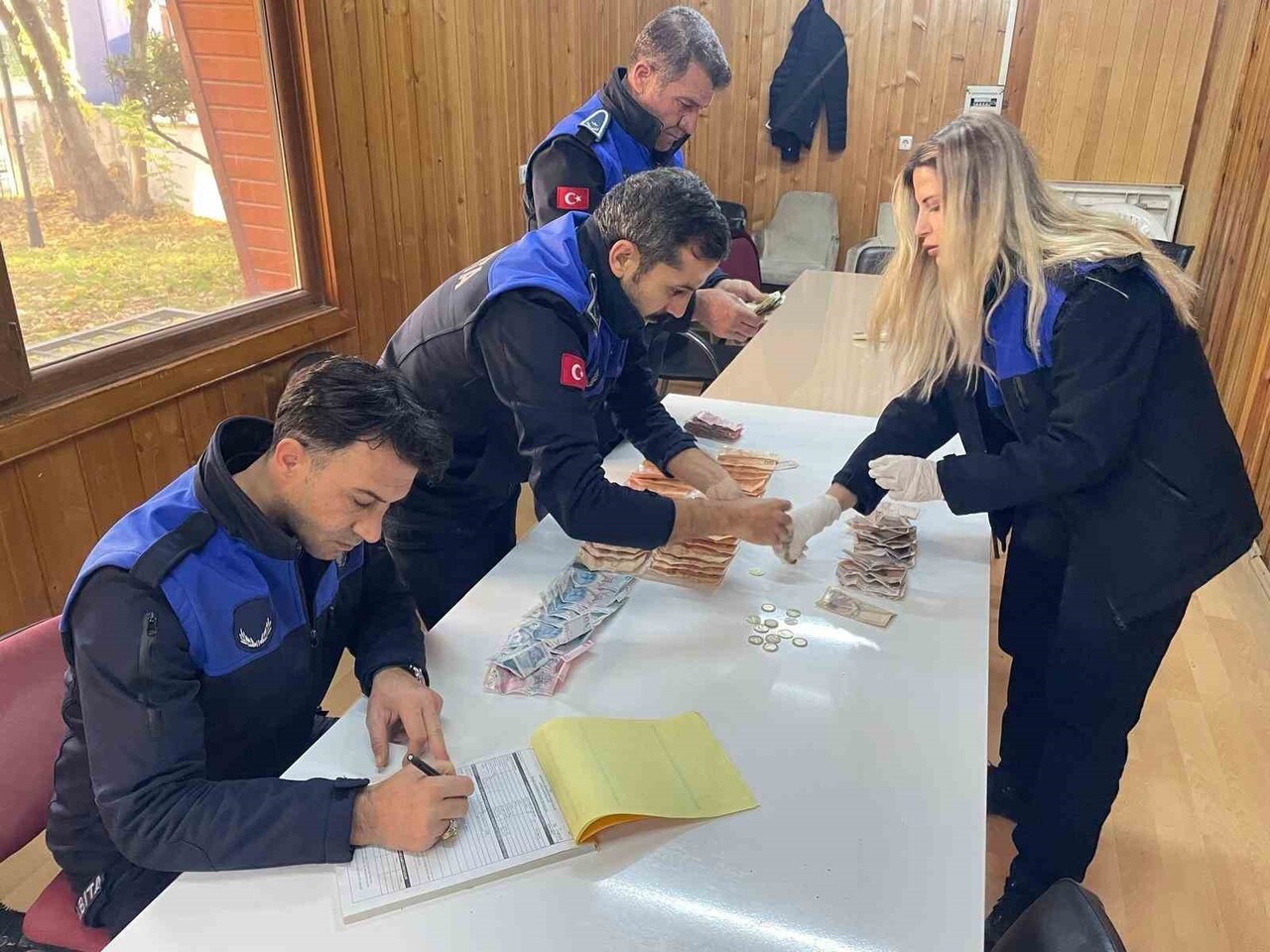 ADIYAMAN’DA, ZABITA EKİPLERİNCE YAKALANAN BİR DİLENCİNİN ÜZERİNDEN 3 BİN 731 TL NAKİT PARA ELE...