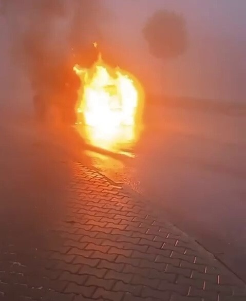 ADIYAMAN’IN BESNİ İLÇESİNDE BİR ARAÇ SEYİR HALİNDE OLDUĞU SIRADA YANARAK HURDAYA DÖNDÜ.