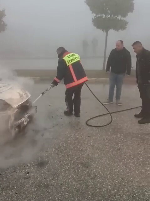 ADIYAMAN’IN BESNİ İLÇESİNDE BİR ARAÇ SEYİR HALİNDE OLDUĞU SIRADA YANARAK HURDAYA DÖNDÜ.