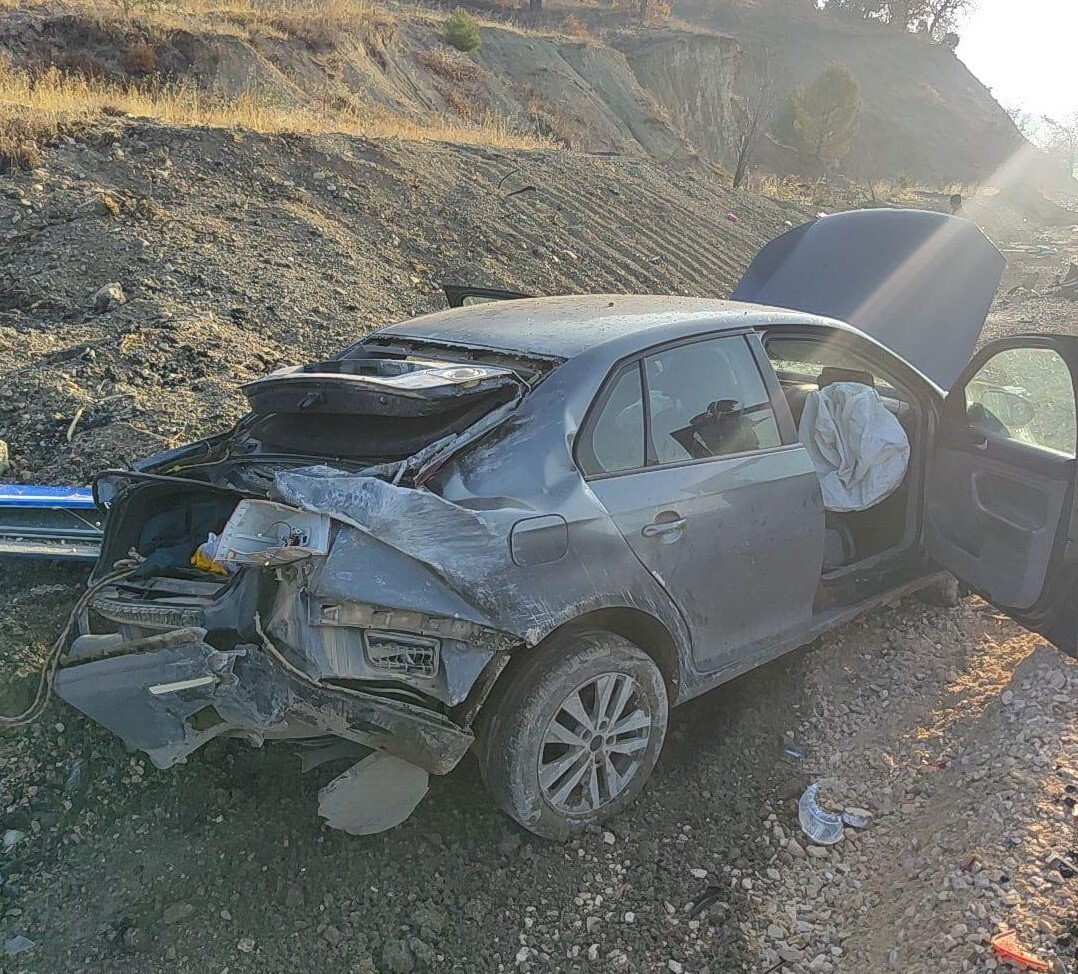 ADIYAMAN’IN BESNİ İLÇESİNDE KONTROLDEN ÇIKAN OTOMOBİL, ŞARAMPOLE YUVARLANDI.