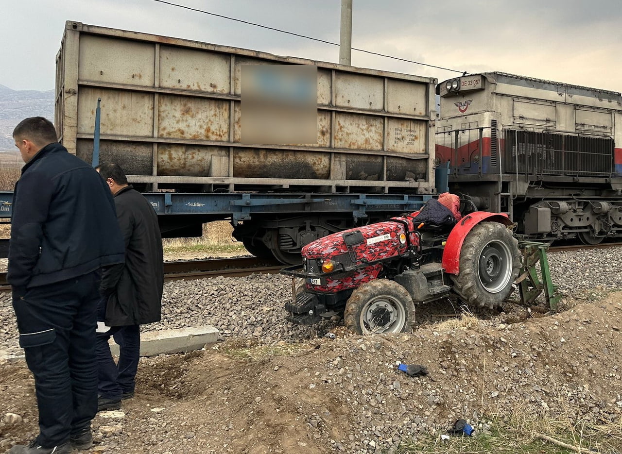 ADIYAMAN’IN GÖLBAŞI İLÇESİNDE TREN İLE TRAKTÖRÜN ÇARPIŞMASI SONUCU MEYDANA GELEN KAZADA 1 KİŞİ...
