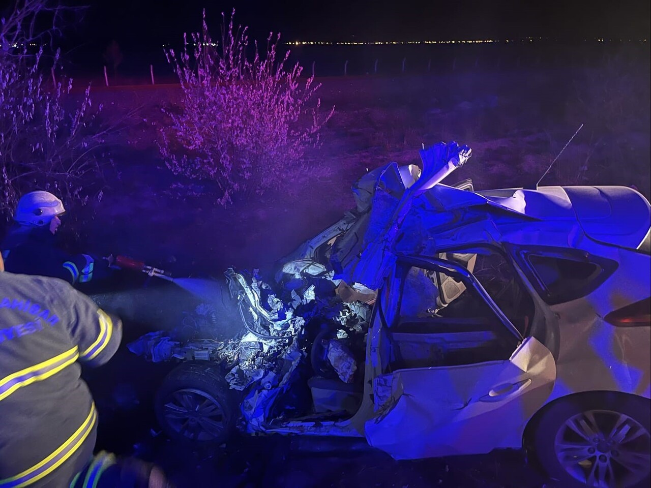 AFYONKARAHİSAR'DA BETON MİKSERİYLE ÇARPIŞAN OTOMOBİLİN SÜRÜCÜSÜ KALDIRILDIĞI HASTANEDE YAŞAMINI...