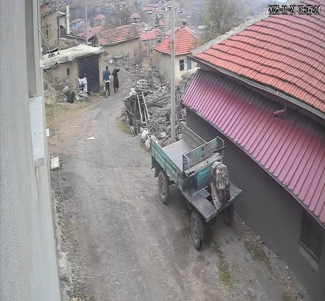 AFYONKARAHİSAR'DA BİR ŞAHSIN ŞİDDET UYGULADIĞI İÇİN EVİNDEN AYRILARAK KARDEŞİNİN YANINA SIĞINAN...