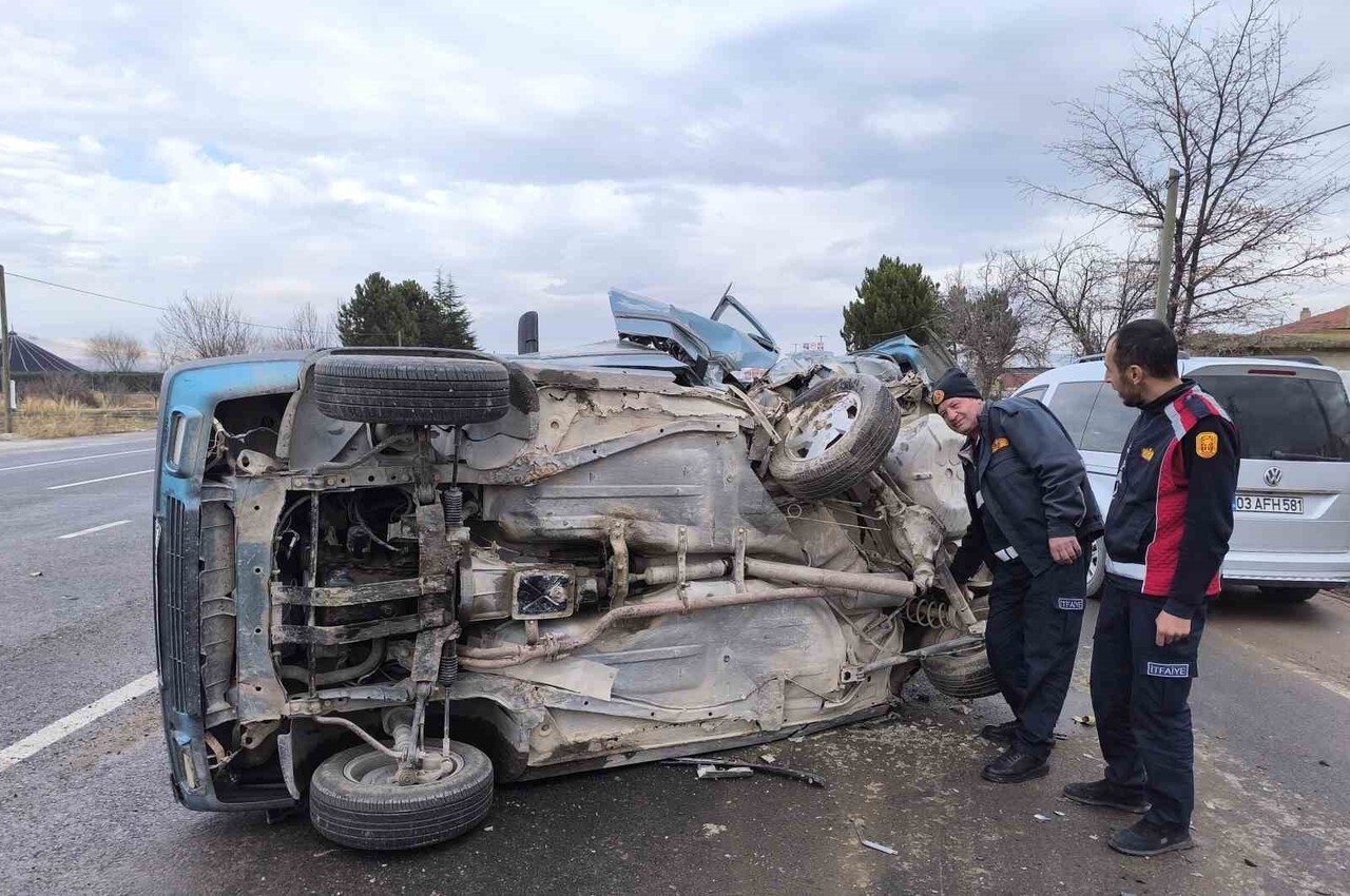 AFYONKARAHİSAR'DA BİRİ TOFAŞ MARKA İKİ OTOMOBİLİN ÇARPIŞMASI SONUCU MEYDANA GELEN TRAFİK KAZASINDA...