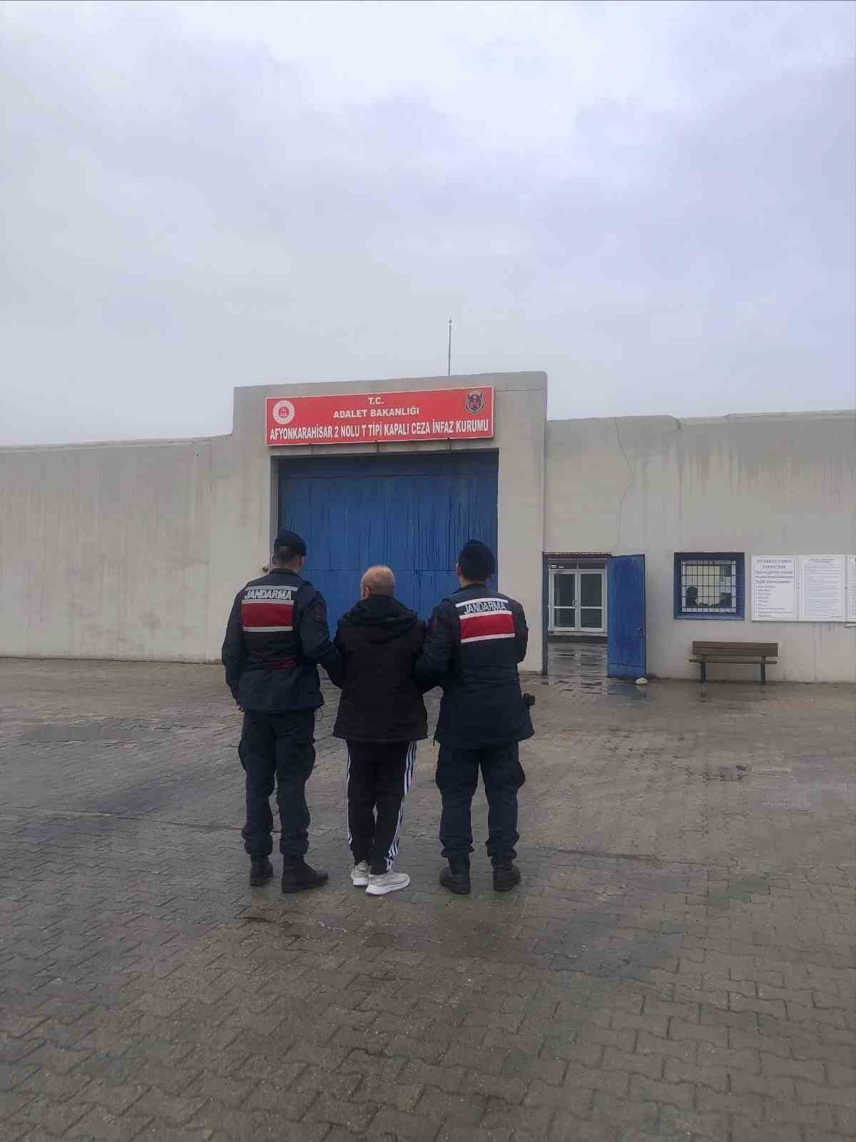 AFYONKARAHİSAR'DA ÇEŞİTLİ SUÇLARDAN 25 YIL HAPİS CEZASI İLE ARANAN BİR ŞAHIS JANDARMA TARAFINDAN...