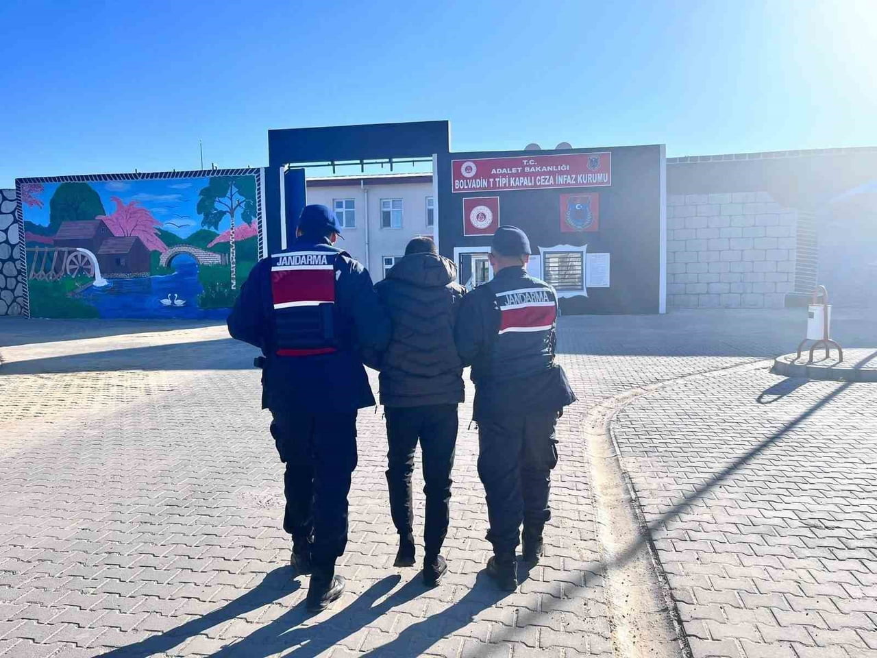 AFYONKARAHİSAR'DA ÇEŞİTLİ SUÇLARDAN 9 YIL 27 GÜN HAPİS CEZASI İLE ARANAN ŞAHIS JANDARMANIN TAKİBİ...