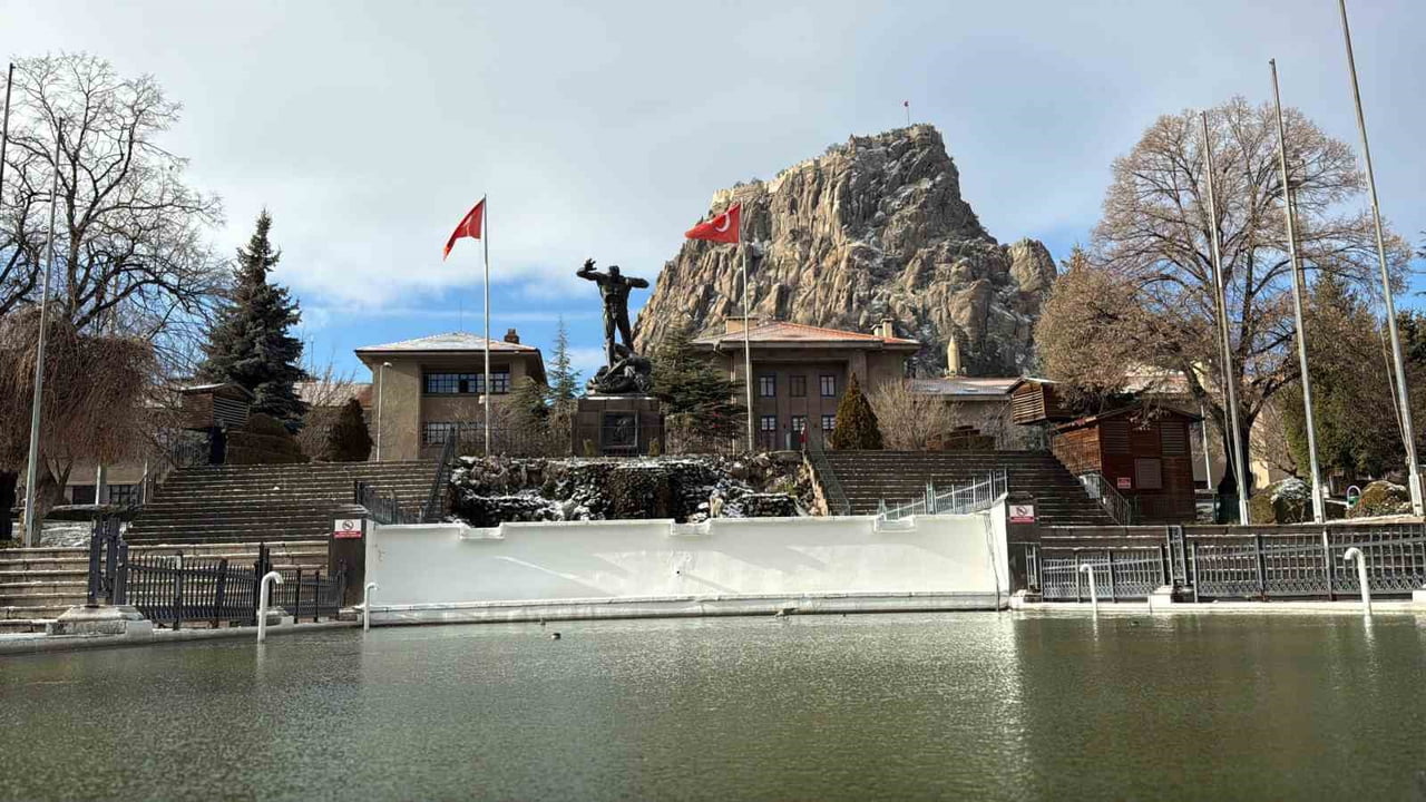 AFYONKARAHİSAR'DA DÜN AKŞAM YAĞAN KAR SONRASI HAVA SICAKLIKLARININ EKSİ 5 DERECELERE KADAR...