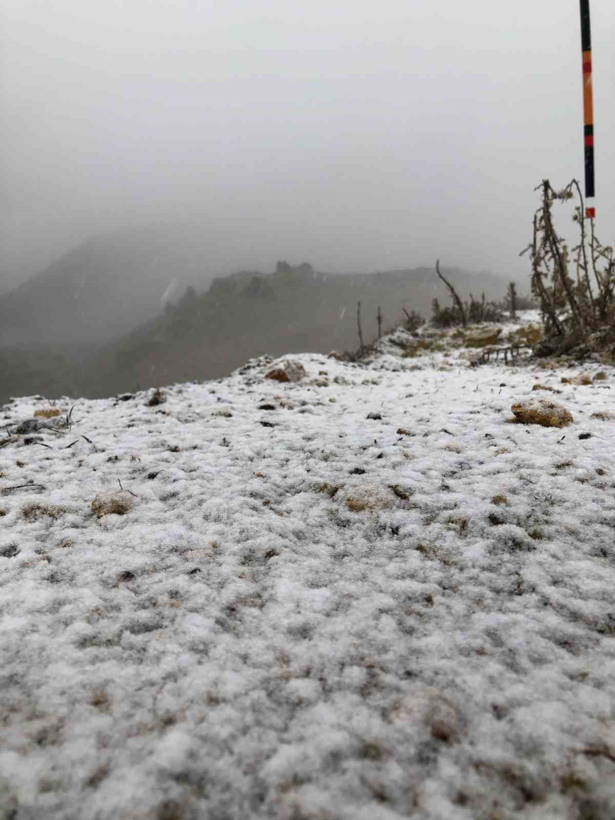 AFYONKARAHİSAR'DA ETKİLİ OLAN YAĞMUR YAĞIŞI YÜKSEK KESİMLERDE YERİNE KAR YAĞIŞINA...