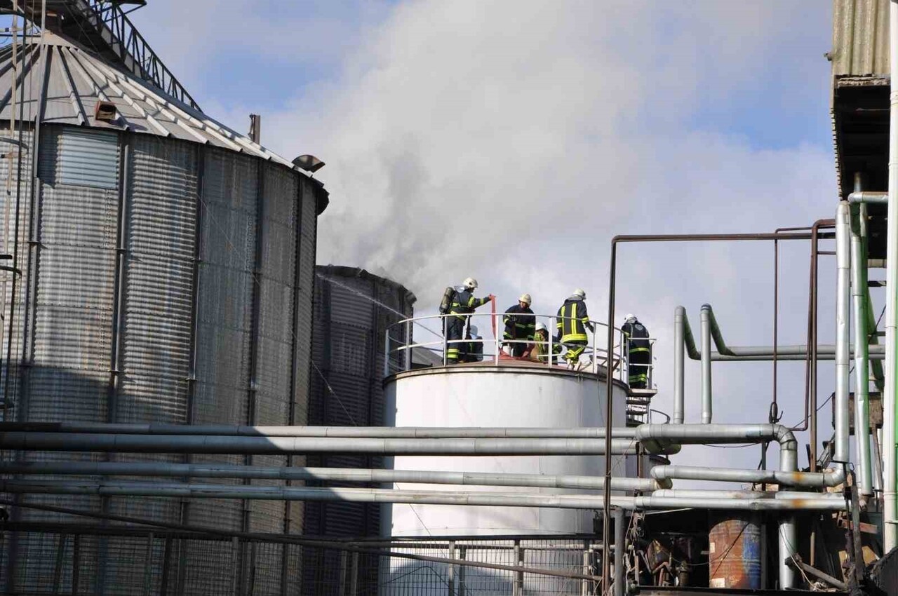 AFYONKARAHİSAR'DA GEÇTİĞİMİZ AY YANAN YAĞ FABRİKASINDA BUGÜN YİNE YANGIN ÇIKTI. YANGINDA İLK...