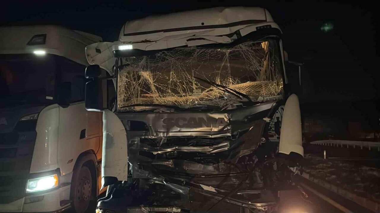 AFYONKARAHİSAR'DA İKİ TIR BİR OTOMOBİLİN KARIŞTIĞI TRAFİK KAZASINDA FACİADAN DÖNÜLÜRKEN KAZADA...