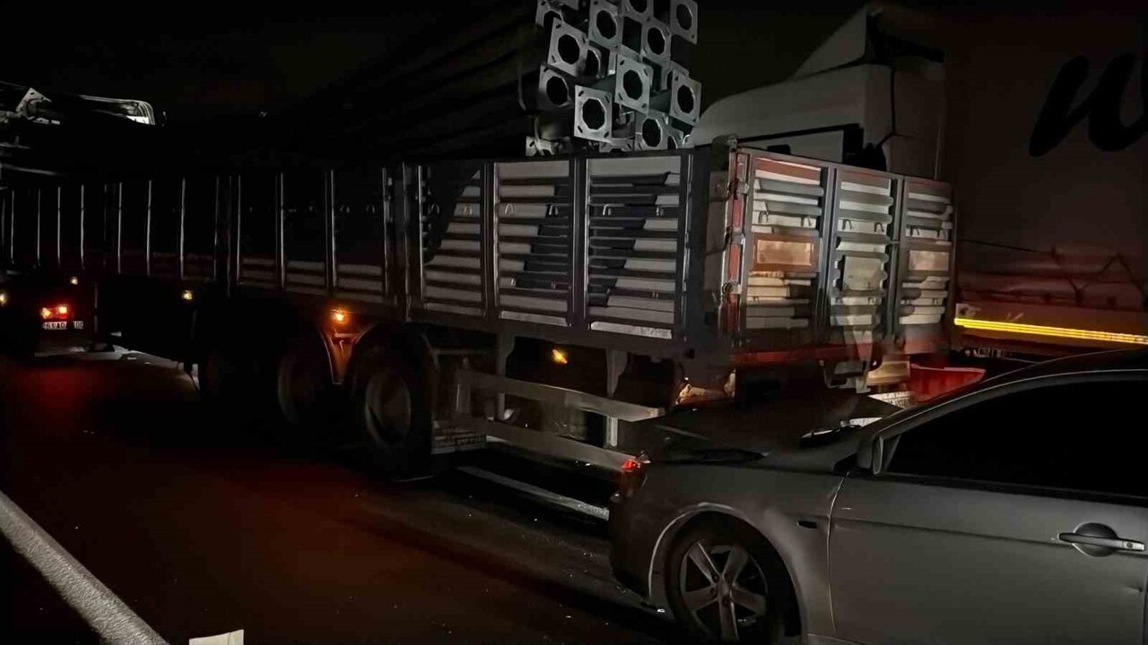 AFYONKARAHİSAR'DA İKİ TIR BİR OTOMOBİLİN KARIŞTIĞI TRAFİK KAZASINDA FACİADAN DÖNÜLÜRKEN KAZADA...