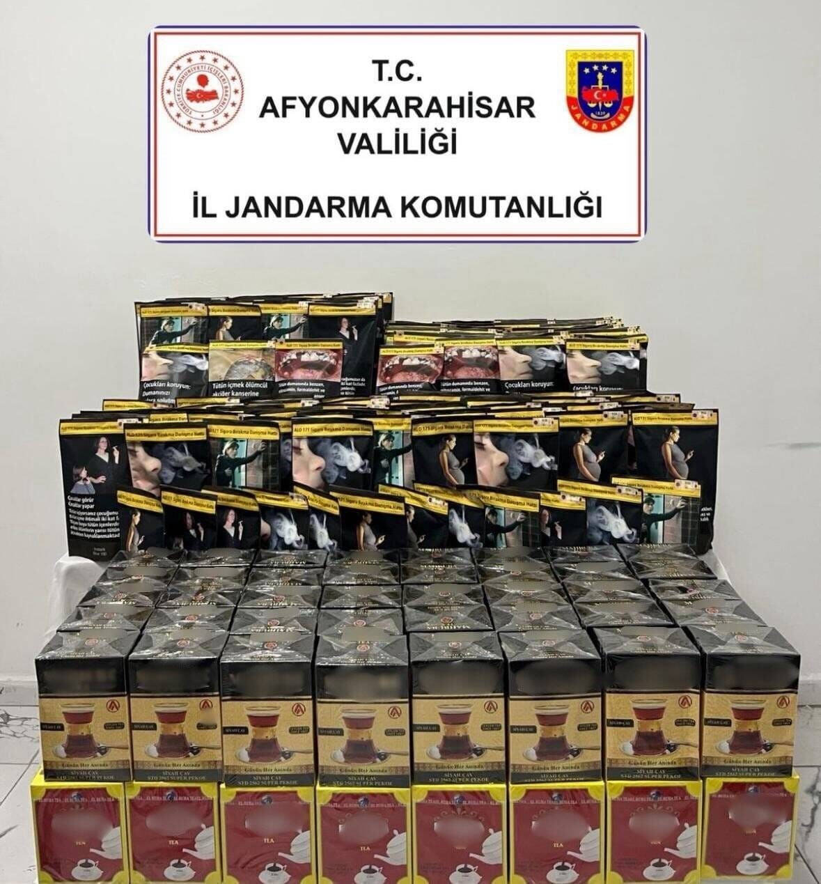 AFYONKARAHİSAR'DA JANDARMA TARAFINDAN DURDURULAN BİR ARAÇTA YAPILAN ARAMADA KAÇAK TÜTÜN VE ÇAY ELE...