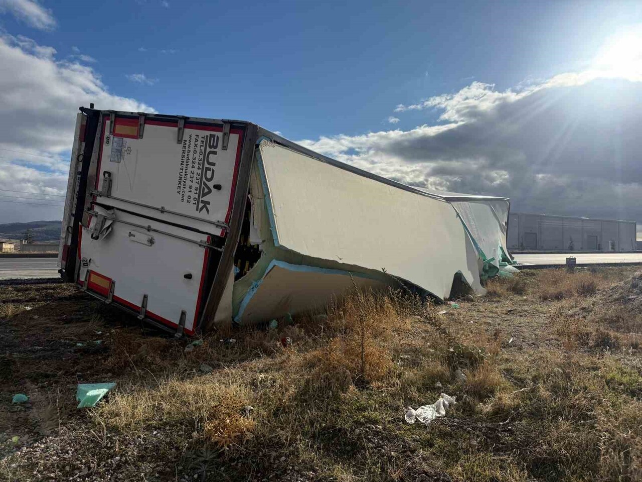 AFYONKARAHİSAR'DA KONTROLDEN ÇIKAN TIRIN DEVRİLMESİ SONUCU MEYDANA GELEN TRAFİK KAZASINDA YAKLAŞIK...