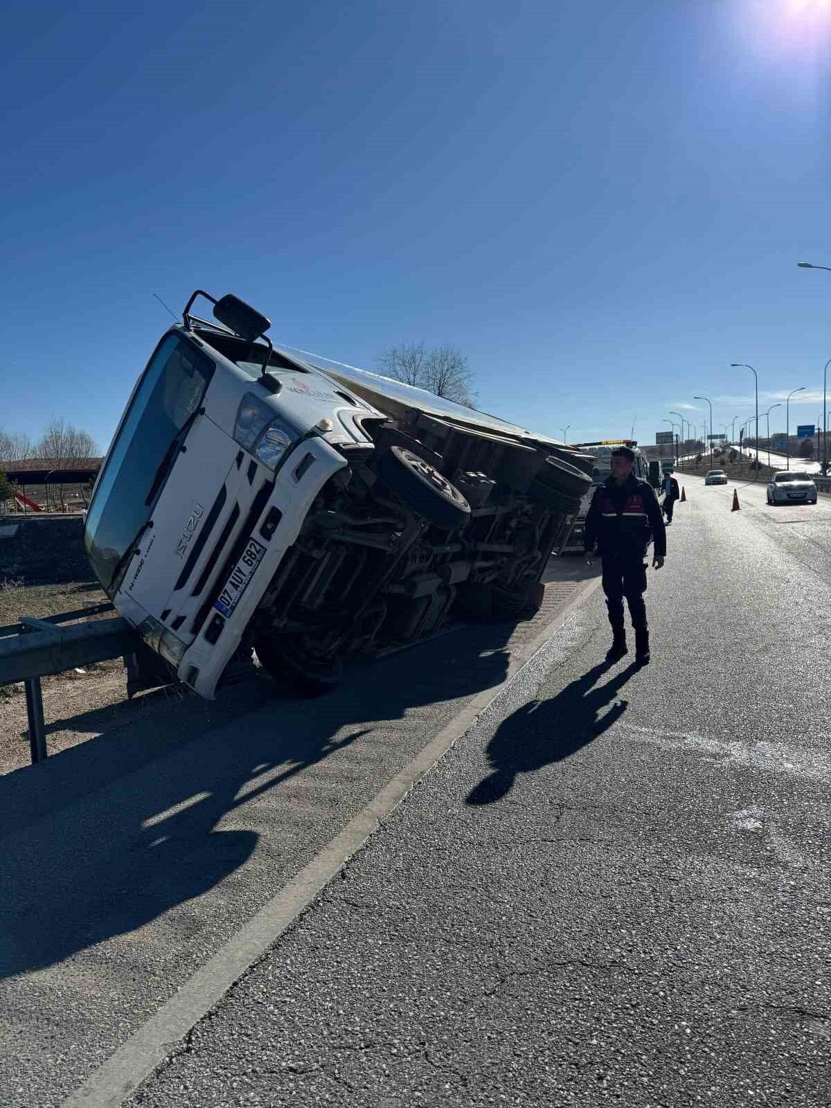 AFYONKARAHİSAR'DA KONTROLDEN ÇIKARAK YOL KENARINDAKİ REFÜJE GİREN KAMYONET BARİYERLERE ÇARPARAK...