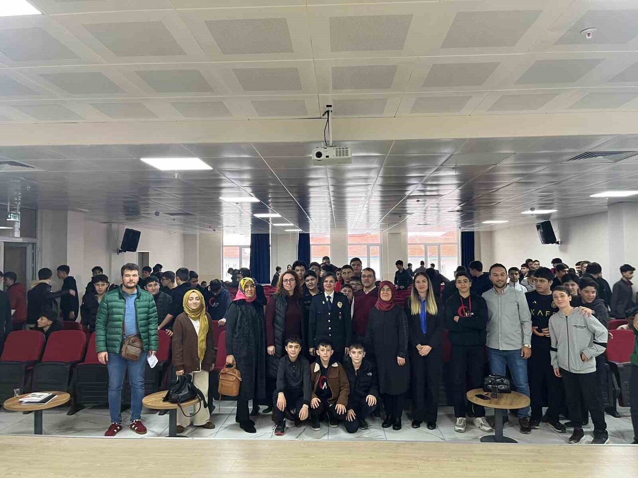 AFYONKARAHİSAR'DA POLİS EKİPLERİ TARAFINDAN LİSE ÖĞRENCİLERİNE YÖNELİK ÇEŞİTLİ KONULARDA EĞİTİM...