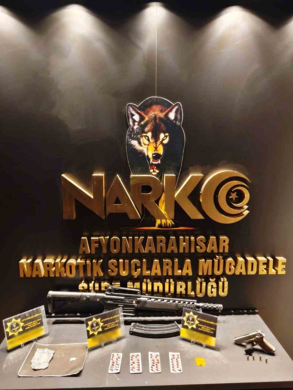 AFYONKARAHİSAR'DA POLİS TARAFINDAN KENT MERKEZİNDE 4 FARKLI ADRESE DÜZENLENEN BASKINLARDA...