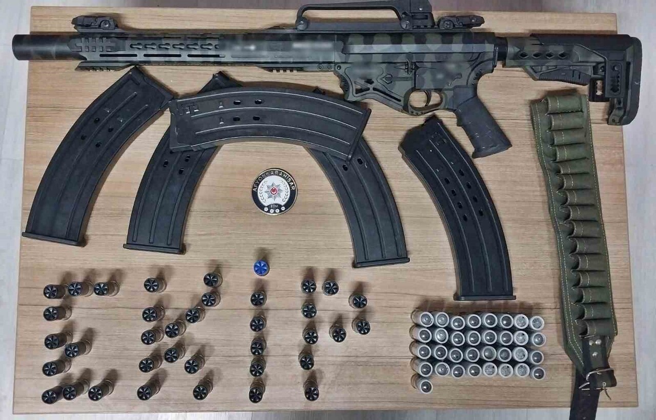 AFYONKARAHİSAR'DA POLİS TARAFINDAN SON BİR HAFTA İÇERİSİNDE GERÇEKLEŞTİRİLEN DENETİMLERDE ÇEŞİTLİ...