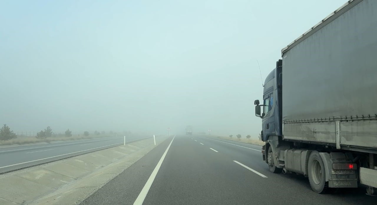 AFYONKARAHİSAR'DA SİSLİ HAVA ETKİLİ OLURKEN GÖRÜŞ MESAFESİ YER YER 50 METREYE KADAR...