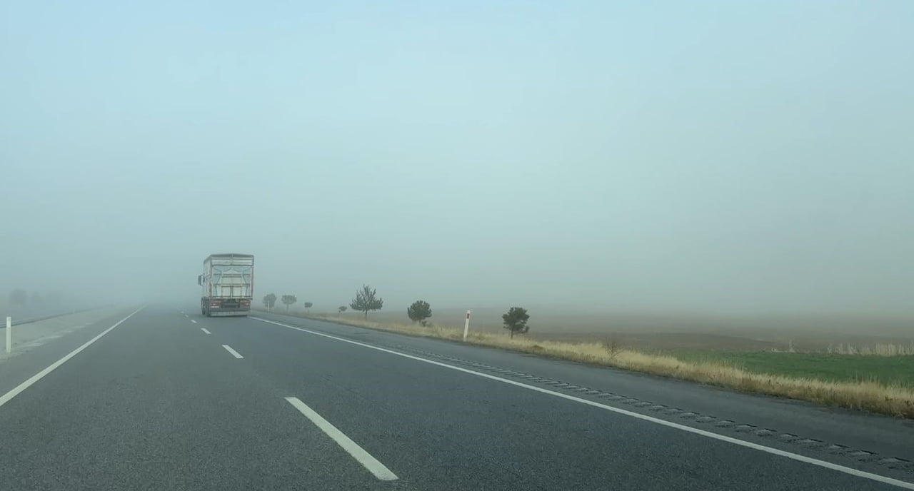 AFYONKARAHİSAR'DA SİSLİ HAVA ETKİLİ OLURKEN GÖRÜŞ MESAFESİ YER YER 50 METREYE KADAR...