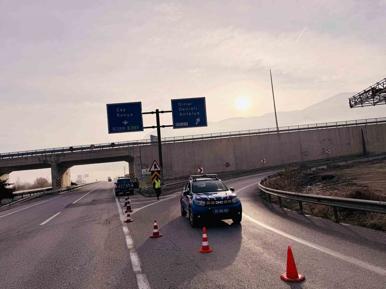 AFYONKARAHİSAR'DAN, ANTALYA VE DENİZLİ'YE BAĞLANTI YOLU OLAN KARARYOLU YOĞUN SİS NEDENİYLE GEÇİCİ...