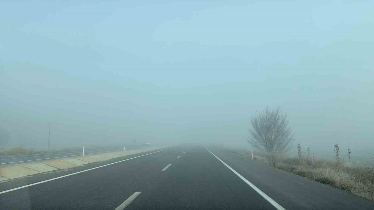 AFYONKARAHİSAR'DAN, ANTALYA VE DENİZLİ'YE BAĞLANTI YOLU OLAN KARARYOLU YOĞUN SİS NEDENİYLE GEÇİCİ...