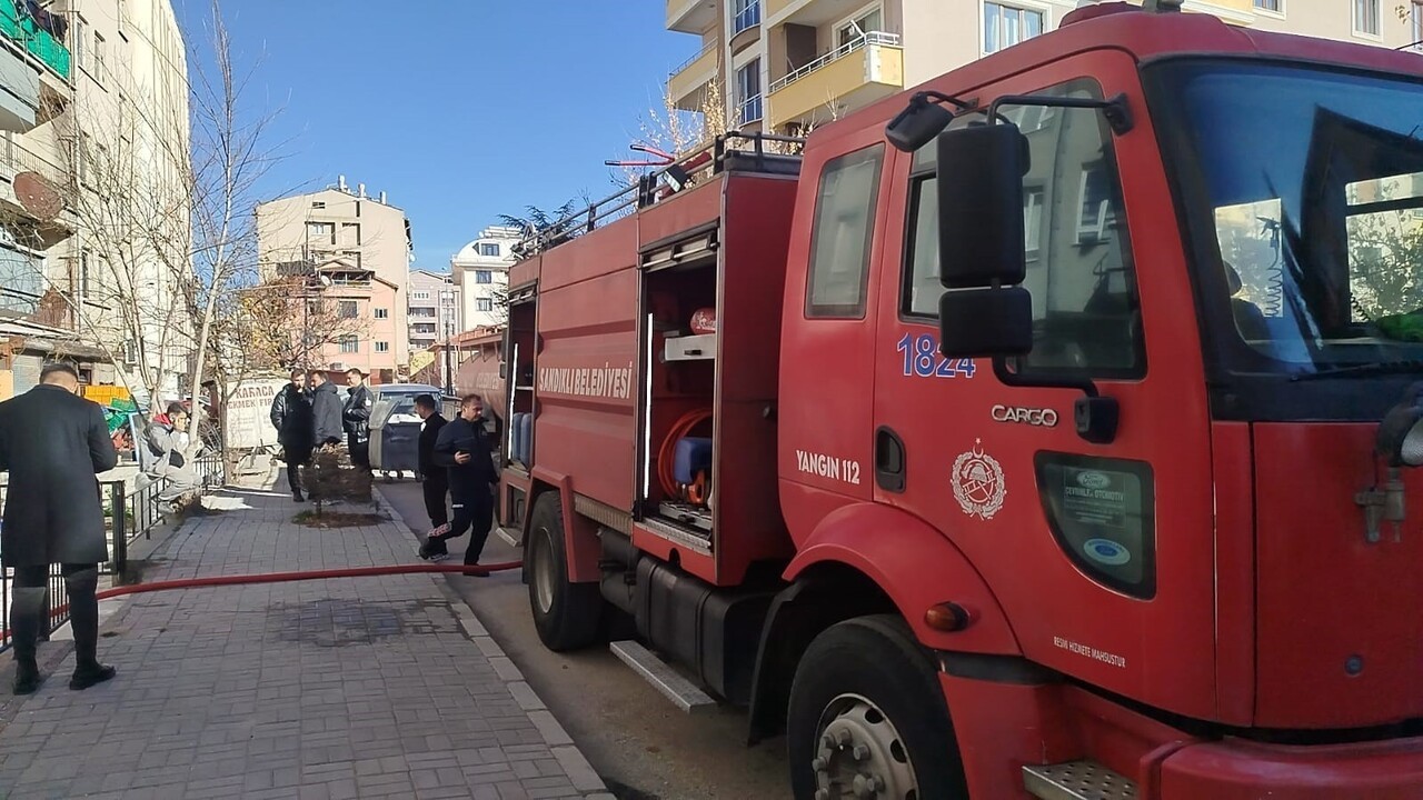 AFYONKARAHİSAR’DA 5 KATLI BİR BİNANIN ÇATI KATINDA ÇIKAN YANGIN BÜYÜK PANİĞE NEDEN OLDU.