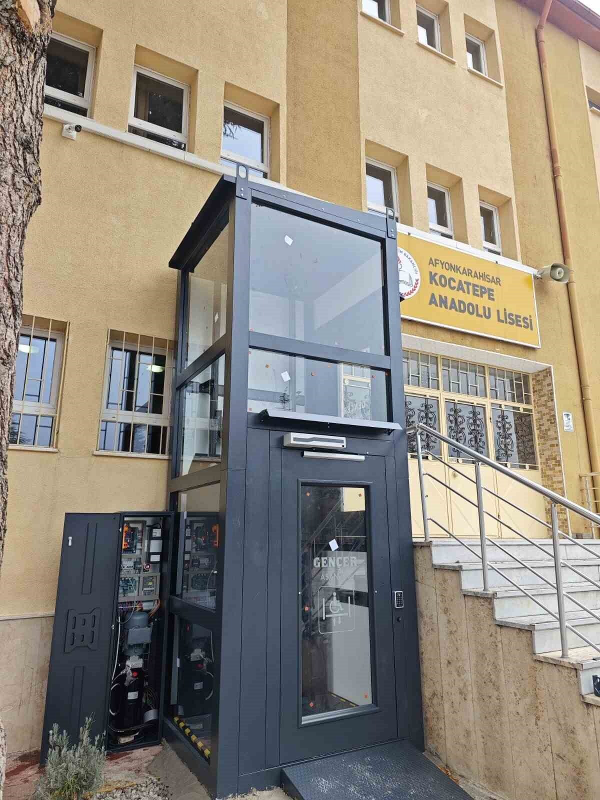 AFYONKARAHİSAR’DA ENGELLİ OLDUĞU İÇİN ONLİNE EĞİTİMİ ALAN 15 YAŞINDAKİ GENÇ VALİ DOÇ. DR. KÜBRA...