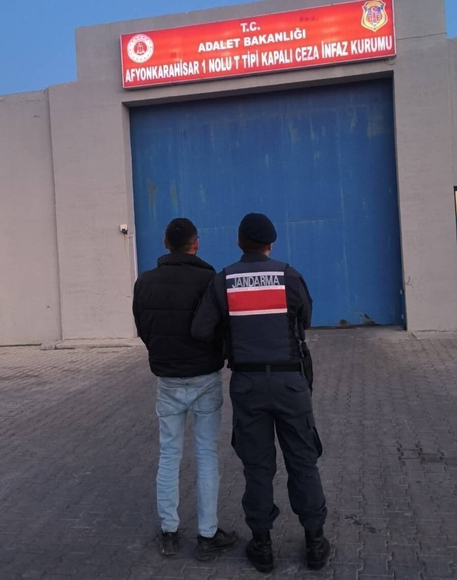 AFYONKARAHİSAR’DA JANDARMA TARAFINDAN GERÇEKLEŞTİRİLEN DENETİMLERDE ÇEŞİTLİ SUÇLARDAN GÖZALTINA...