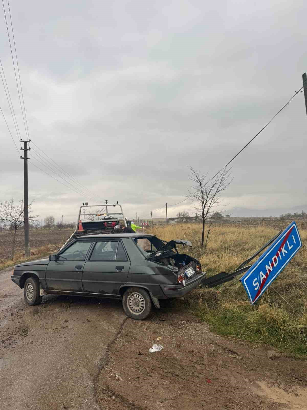 AFYONKARAHİSAR’DA KONTROLDEN ÇIKARAK TRAFİK LEVHASINA ÇARPIP ARDINDAN ŞARAMPOLE GİREN OTOMOBİLDE 3...