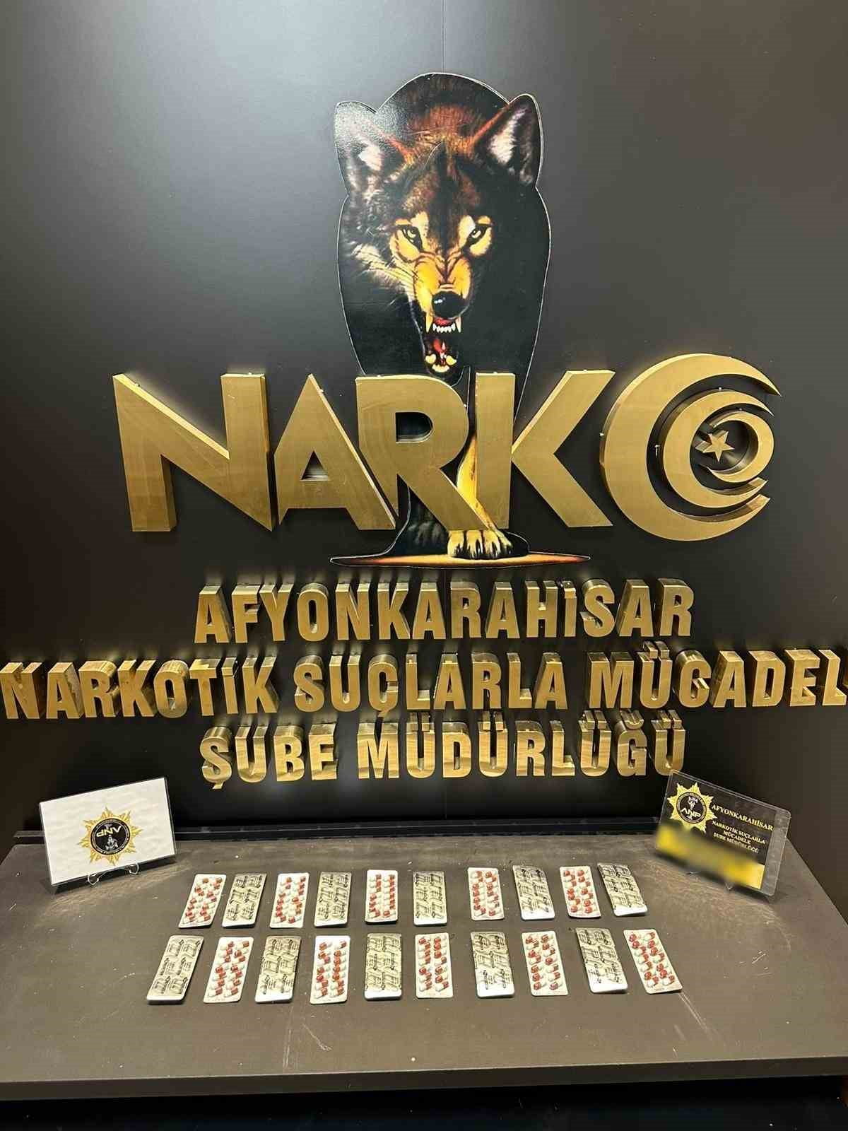 AFYONKARAHİSAR’DA POLİSİN DÜZENLEDİĞİ UYUŞTURUCU OPERASYONUNDA 280 ADET UYUŞTURUCU HAPLA YAKALANAN...