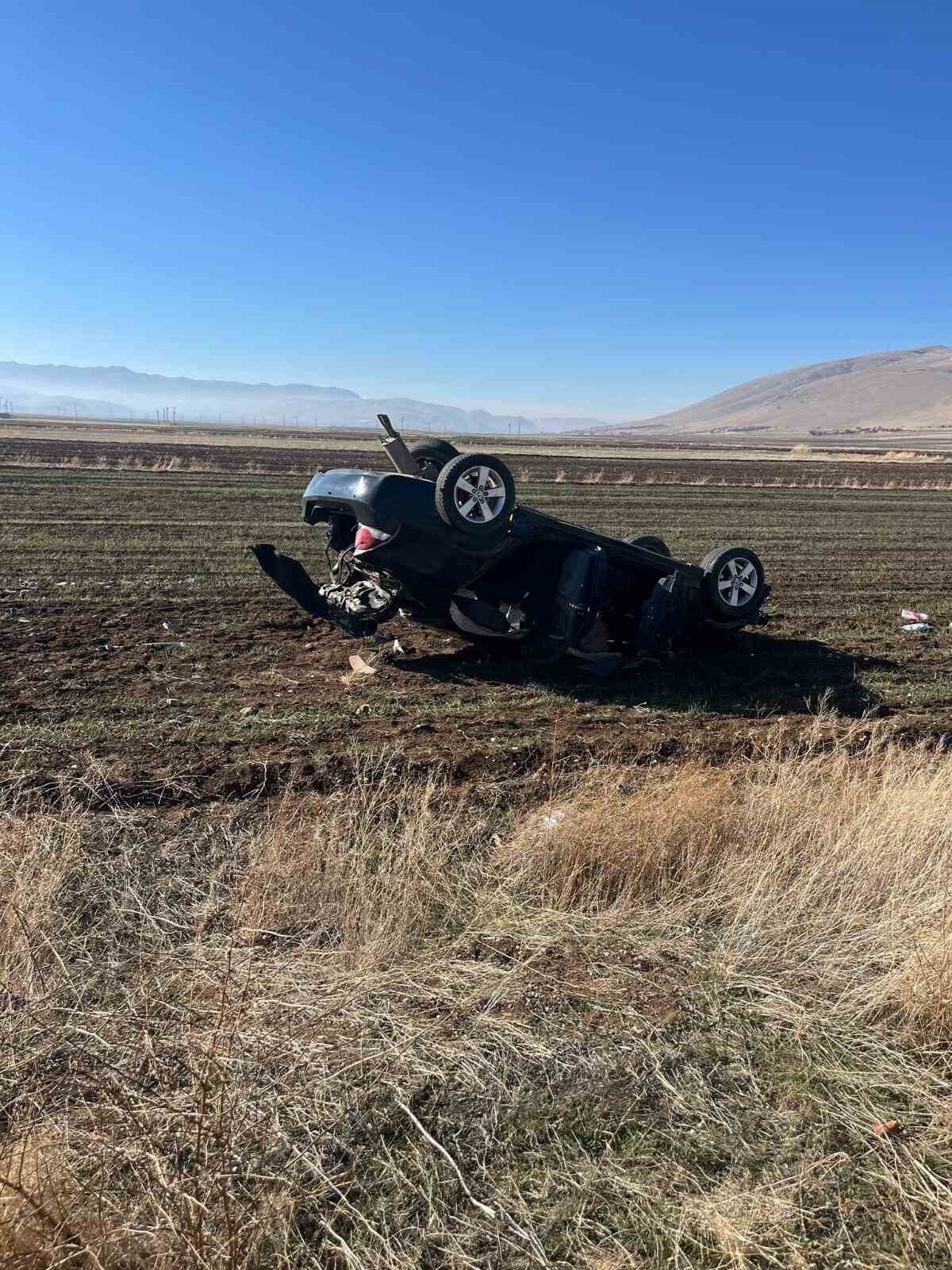 AFYONKARAHİSAR’IN ŞUHUT İLÇESİNDE KONTROLDEN ÇIKARAK ŞARAMPOLE DEVRİLEN OTOMOBİLDE 2 KİŞİ...