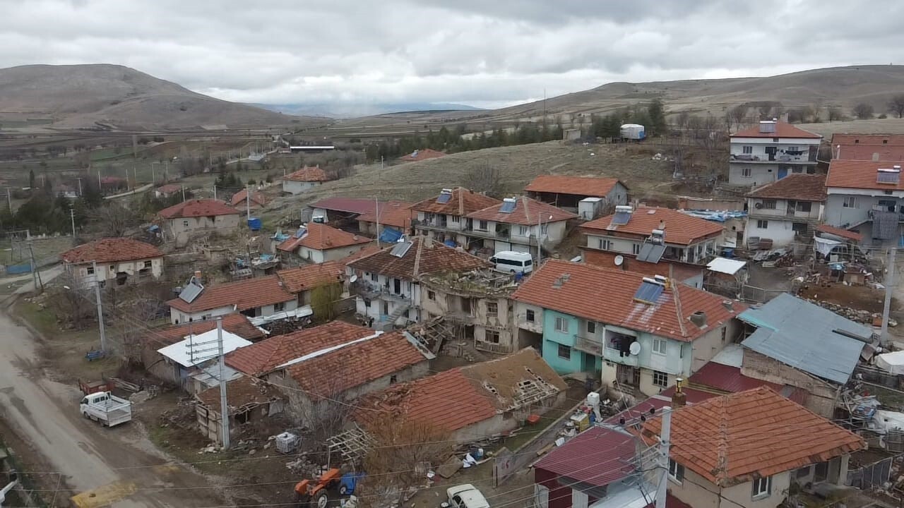 AFYONKARAHİSAR’IN ŞUHUT İLÇESİNE BAĞLI İCİKLİ KÖYÜNDE YAŞAYAN VATANDAŞLAR, UZUN SÜREDİR TELEFON...