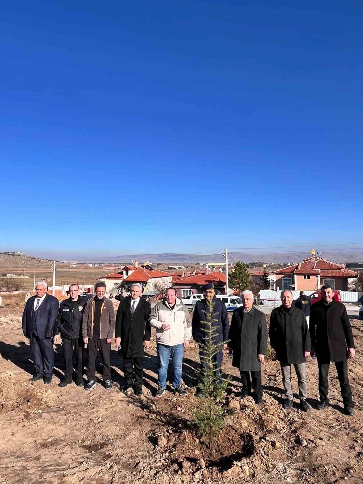 AFYONKARAHİSAR ŞUHUT İLÇE EMNİYET MÜDÜRLÜĞÜ EKİPLERİNİN KATILIMIYLA KURUM ADINA 'HATIRA ORMANI'...