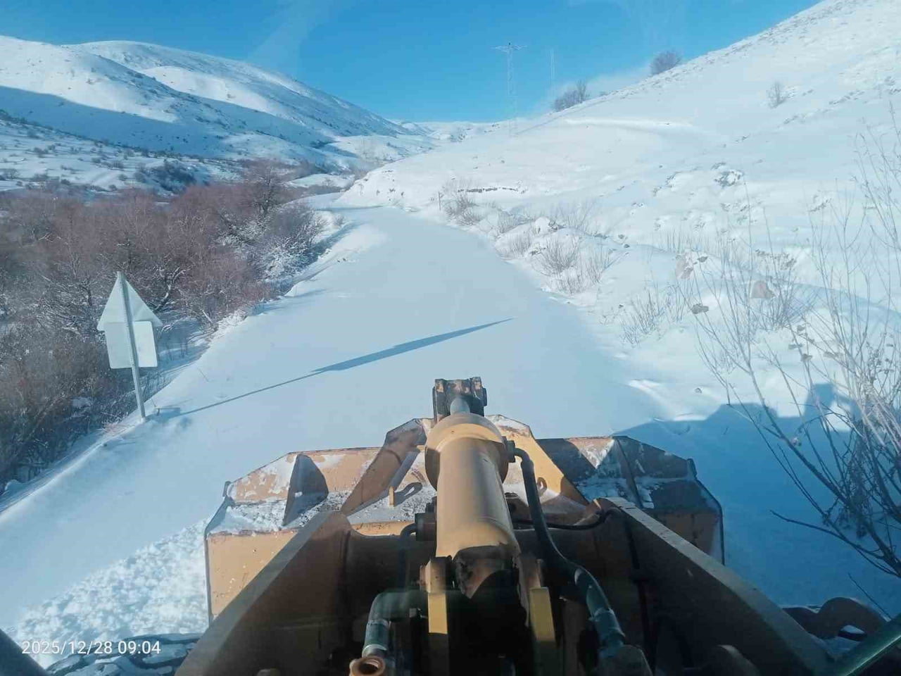 AĞRI'DA DÜN İTİBARİYLE BAŞLAYAN YOĞUN KAR YAĞIŞI VE TİPİ NEDENİYLE KAPANAN 423 KÖY YOLUNDAN 354'Ü...