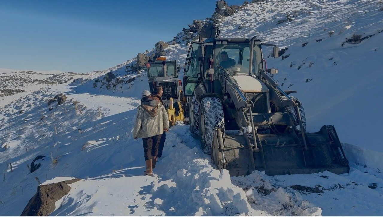 AĞRI'DA KARLA MÜCADELE ÇALIŞMALARINA KATILAN GREYDER KAYARAK UÇURUMUN KENARINDA GÜÇLÜKLE...